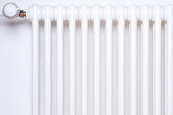 Weißer Heizkörper an einer Wand